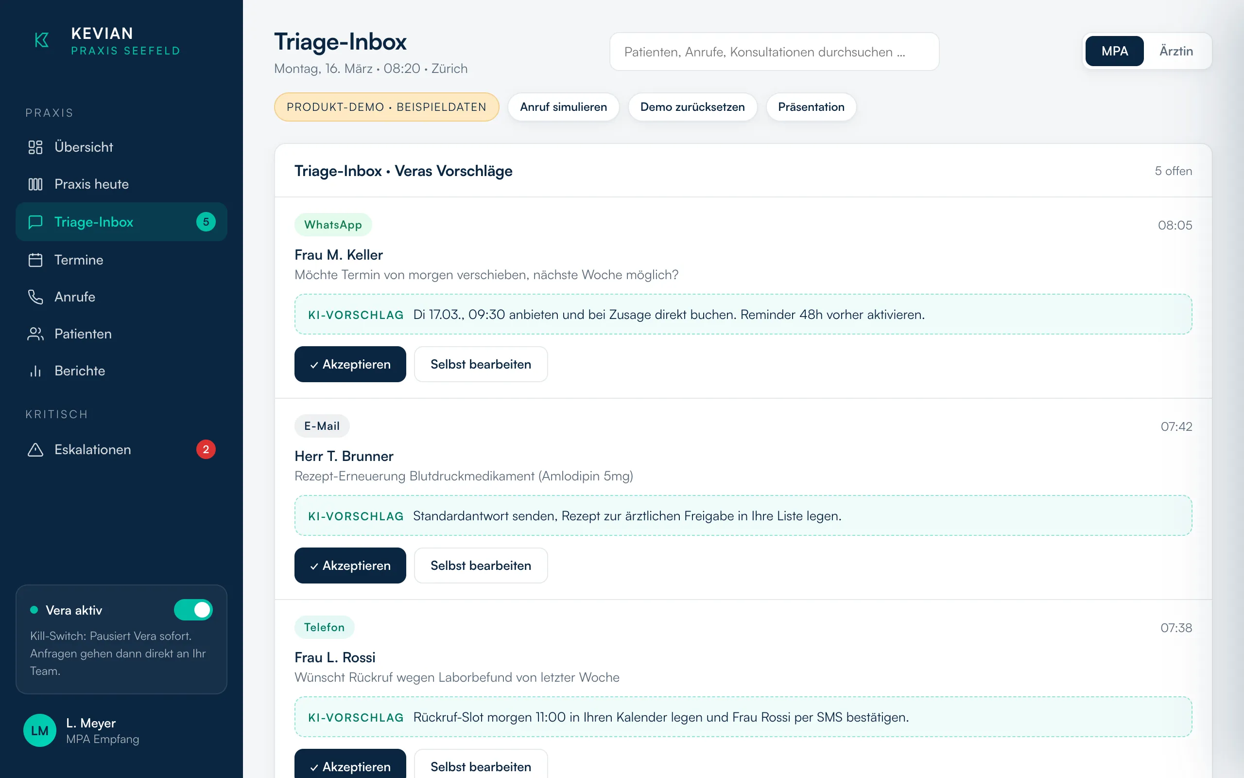 Triage-Inbox der Demo: eine WhatsApp-Nachricht, eine E-Mail und ein Anruf, jeweils mit KI-Vorschlag und den Knöpfen Akzeptieren und Selbst bearbeiten